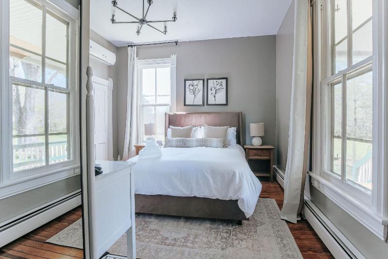 Queen Room image 1