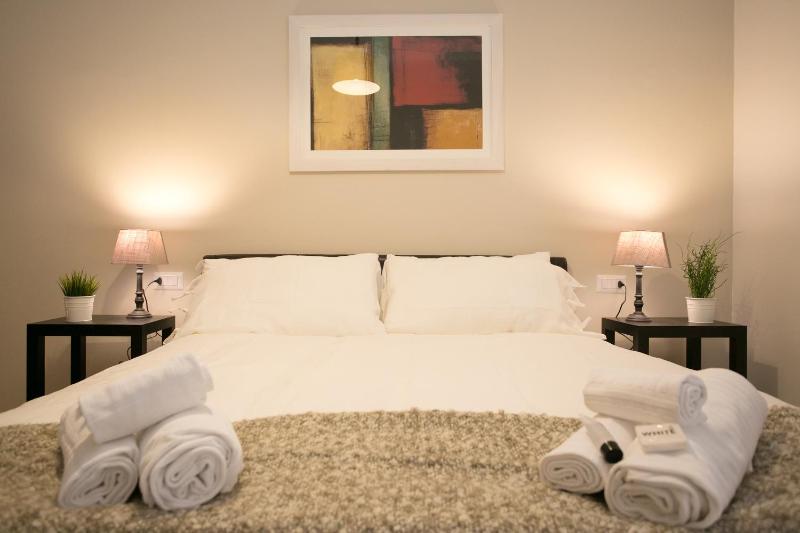 Three-Bedroom Deluxe Apartment image 3