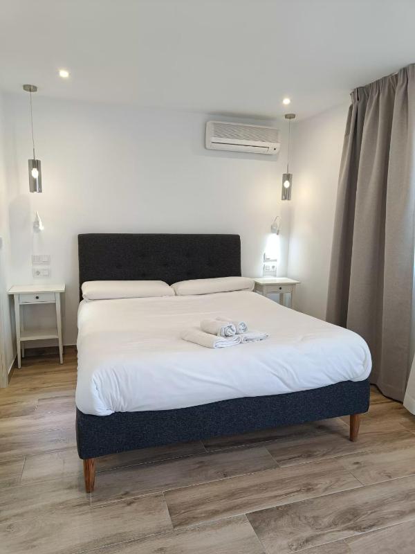 Double Room with Balcony image 2
