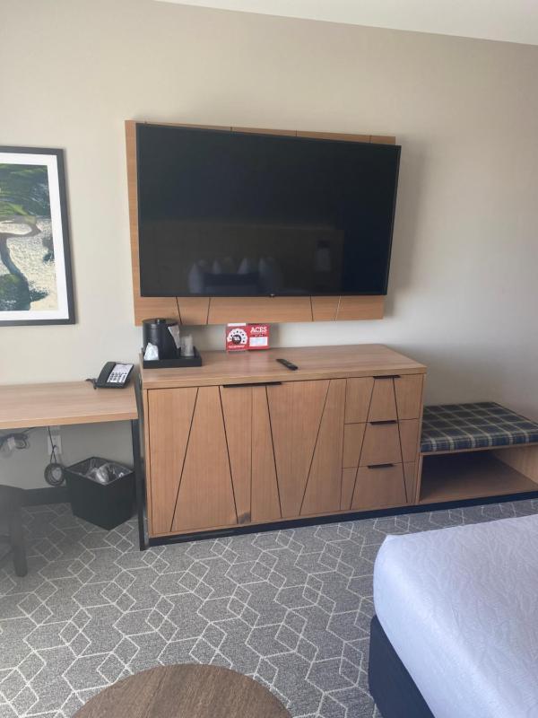 Queen Room with Two Queen Beds and Track View, Non-Smoking image 4