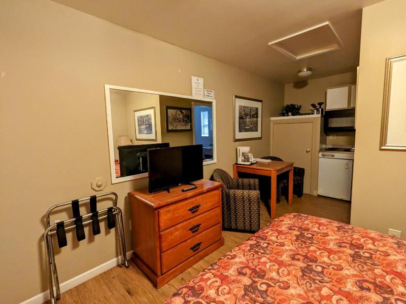 Deluxe Queen Suite image 4