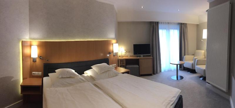 Superior Double Room with Balcony image 2