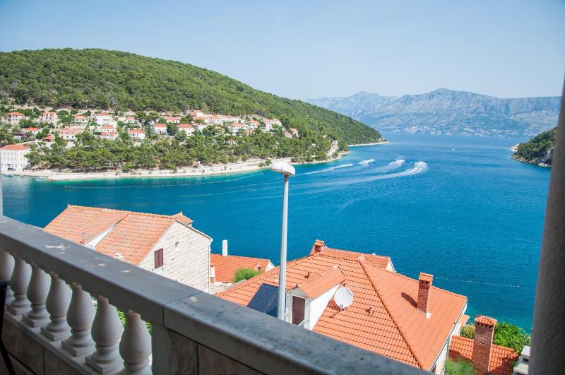 One-Bedroom Apartment with Balcony and Sea View image 3