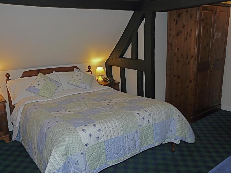 Twin Room with Bath image 1