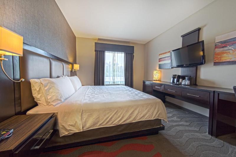 Standard King Room image 4