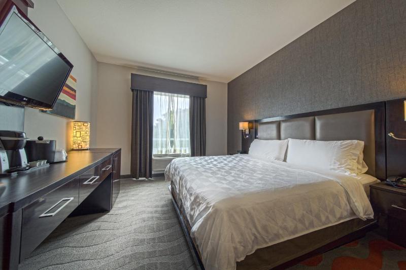 Standard King Room image 3