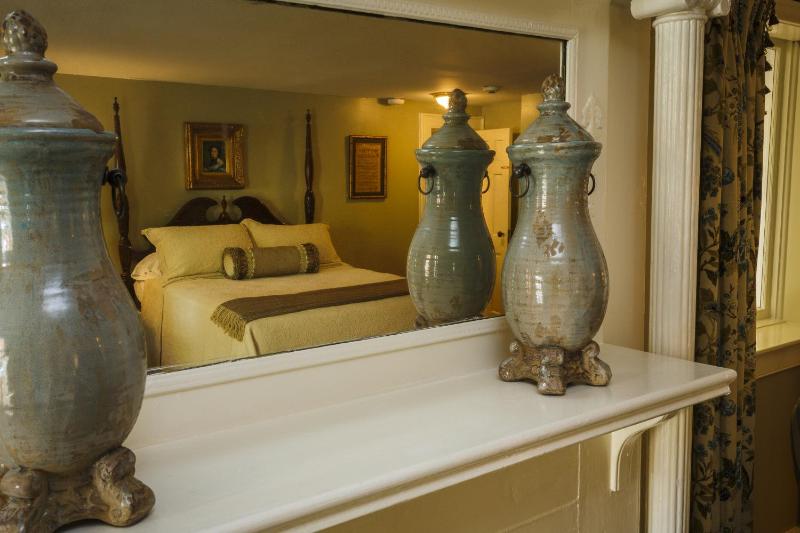 Telfair Room - Lower Level Two Queen image 2