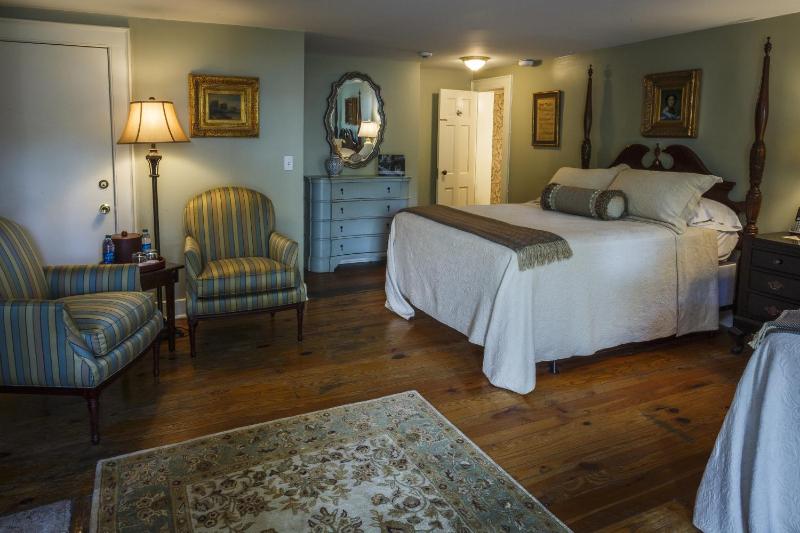 Telfair Room - Lower Level Two Queen image 4