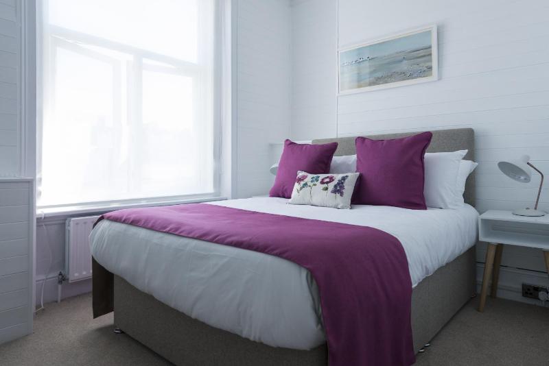 Small Double Room image 3