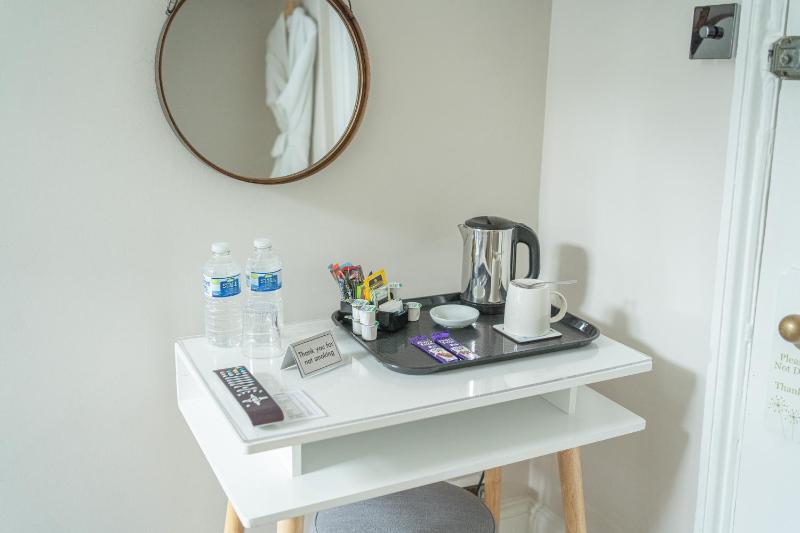 Single Room with Private Bathroom image 3