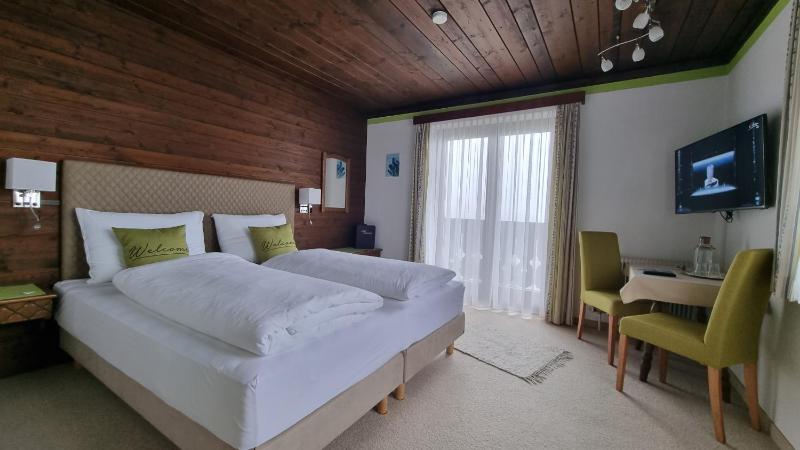 Double Room with Balcony image 3