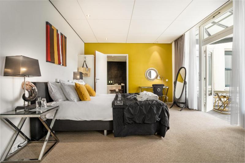 King Suite with Balcony image 4