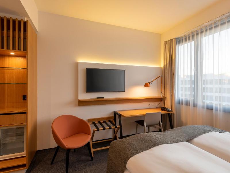 Standard Twin Room image 3