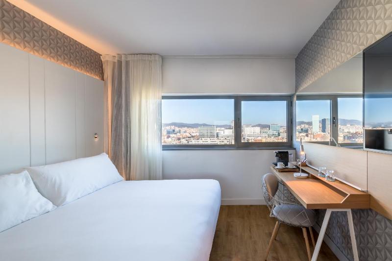 Deluxe Double or Twin Room image 4