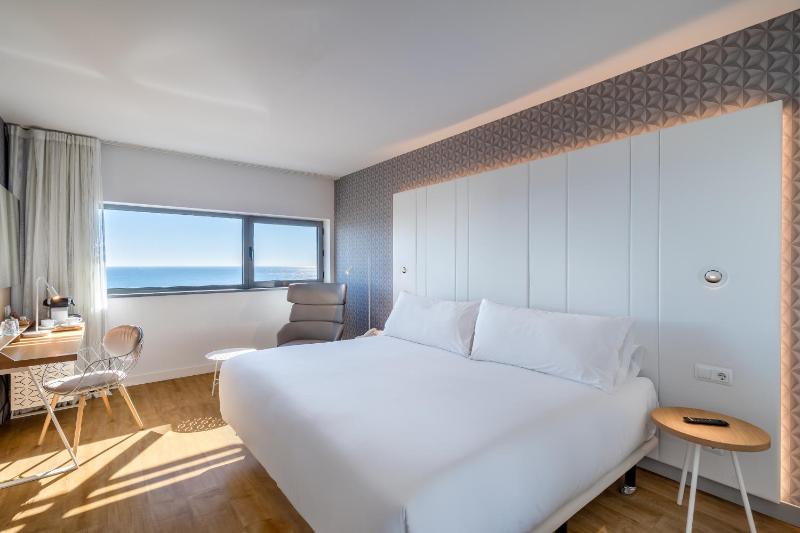 Deluxe Double Room with Sea View image 2
