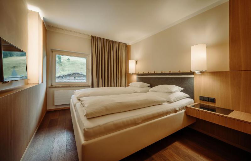 Junior Suite with Balcony image 1