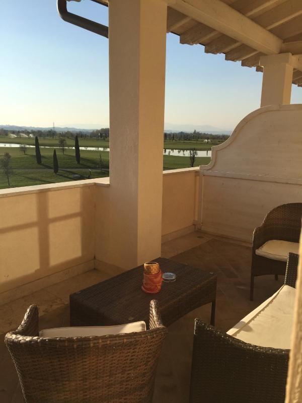 One-Bedroom Apartment with Golf Course View image 4