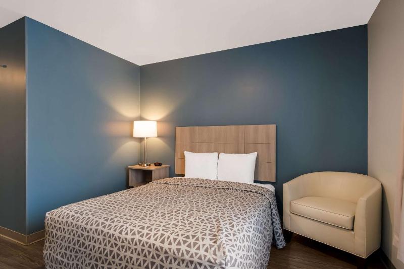 QUEEN SUITE ACCESSIBLE image 2