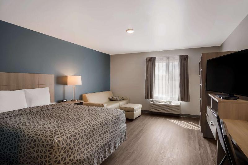 QUEEN SUITE WITH SOFA ACCESSIBLE image 2