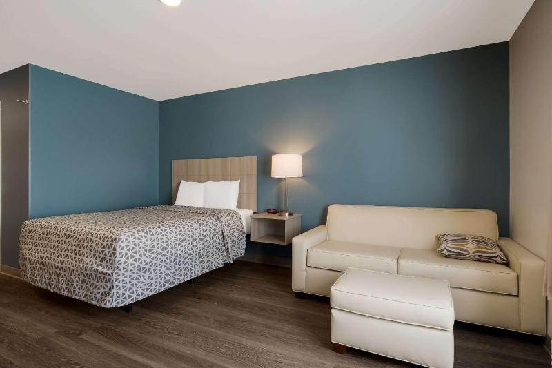 QUEEN SUITE WITH SOFA ACCESSIBLE image 4