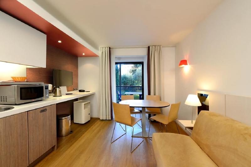 Studio - City Side (2 Adults + 2 Children) image 3