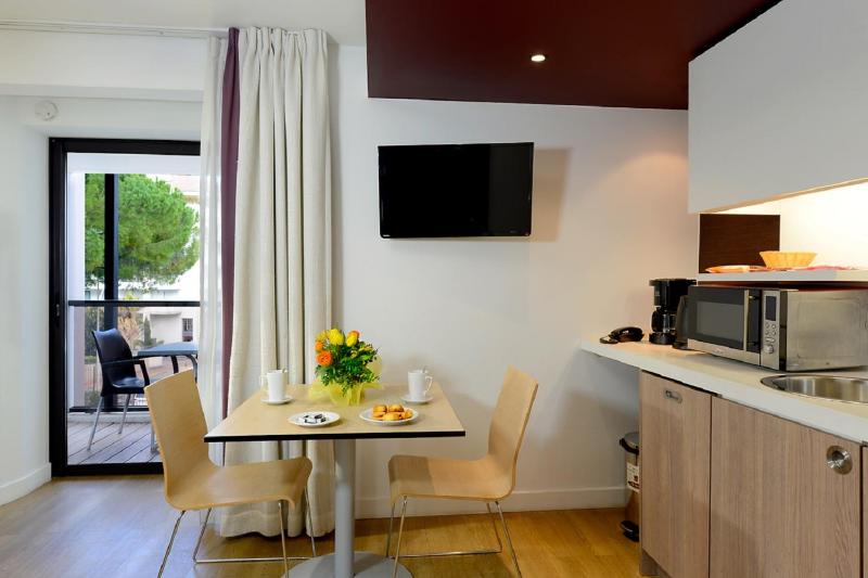 Studio - City Side (2 Adults) image 3