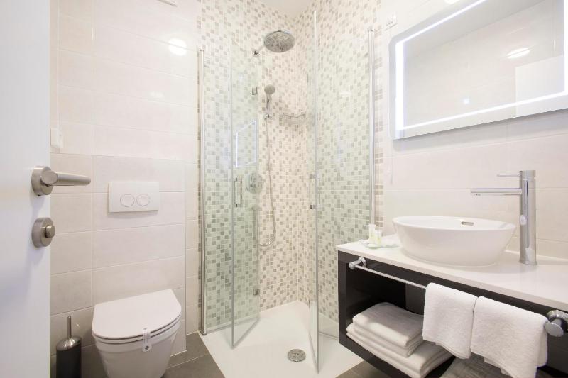 Deluxe Double or Twin Room image 1