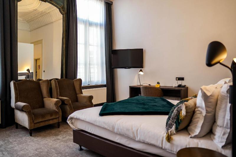 Deluxe Room image 3