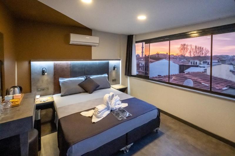 Double Room image 3