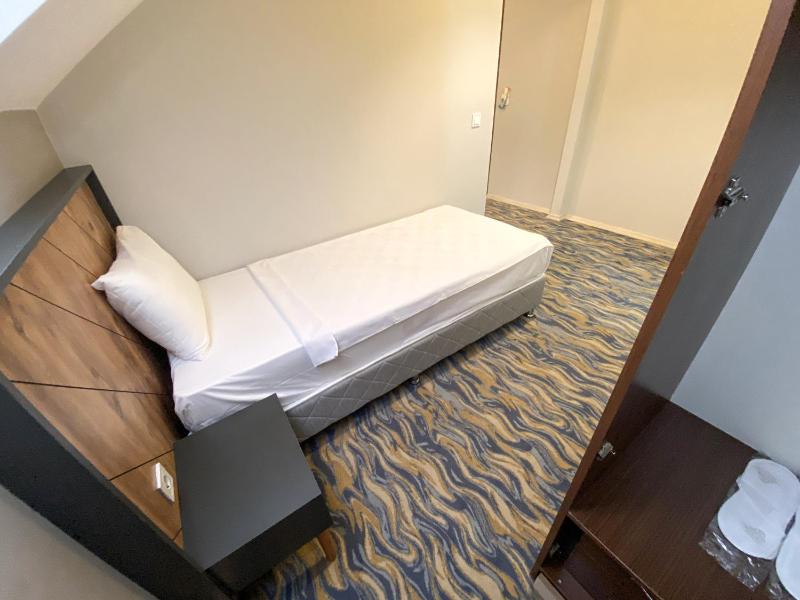 Budget Single Room image 4