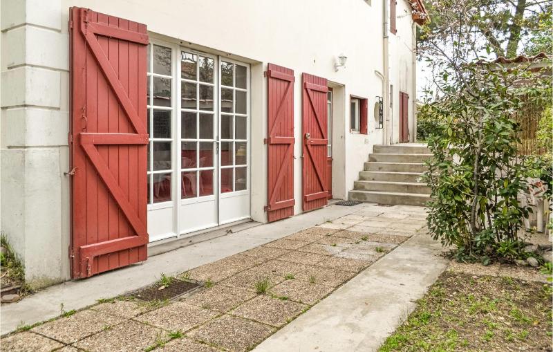 2 Bedroom Amazing Apartment In Capbreton - image 1