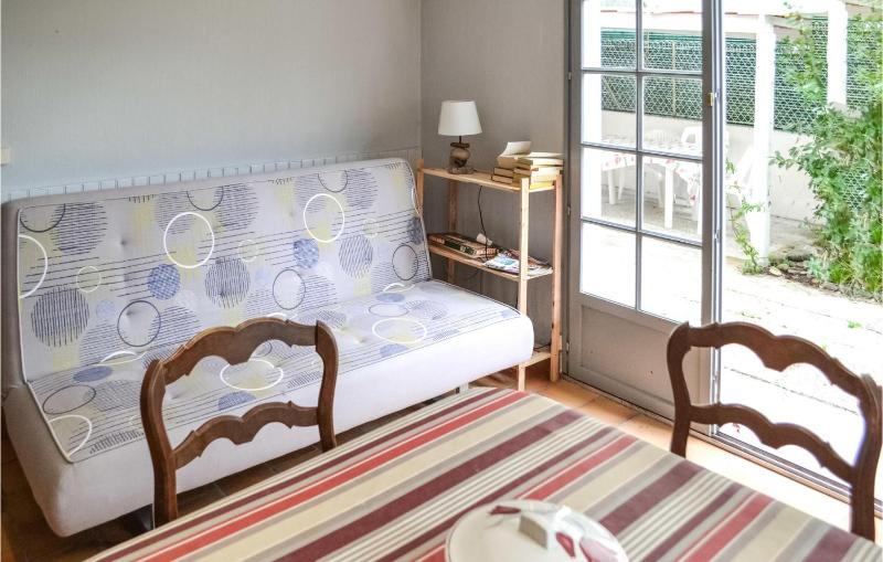 2 Bedroom Amazing Apartment In Capbreton - image 5