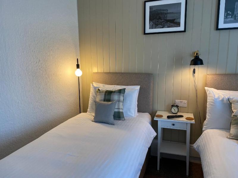 Large Double or Twin Room image 4