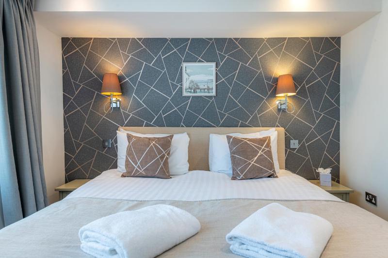 Superior One-Bedroom Apartment image 3