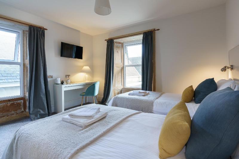 Twin Room with Bathroom image 4