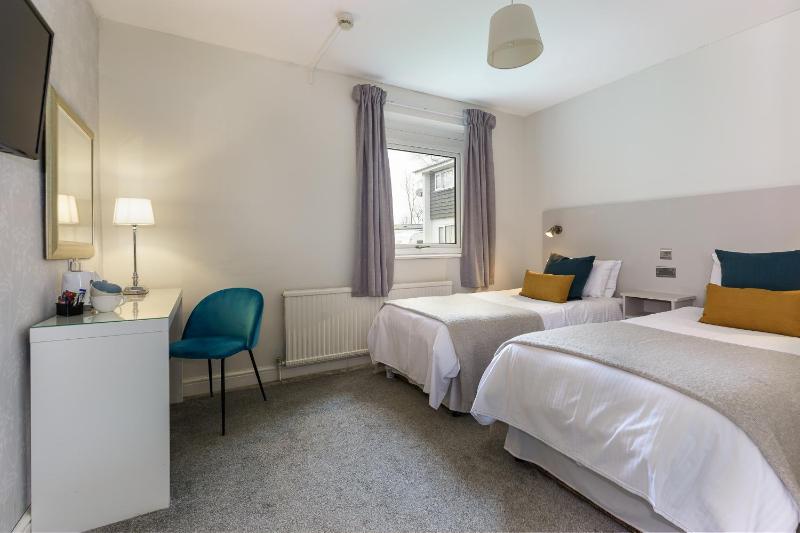 Twin Room with Bathroom image 2