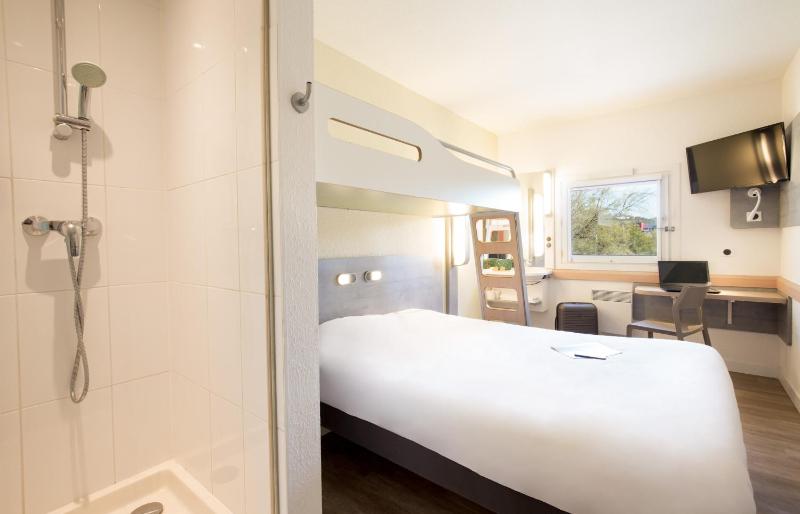 Triple Room with Double Bed and Bunk Bed image 4