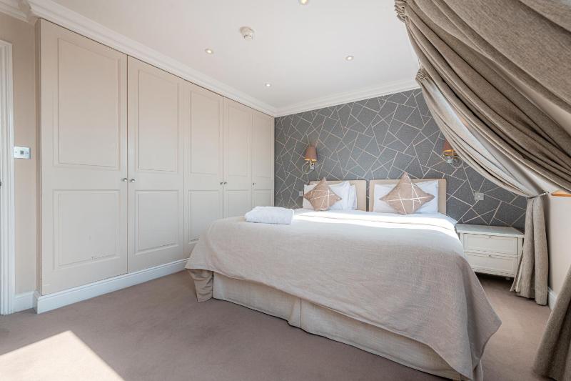 Three-Bedroom Apartment - Penthouse image 2