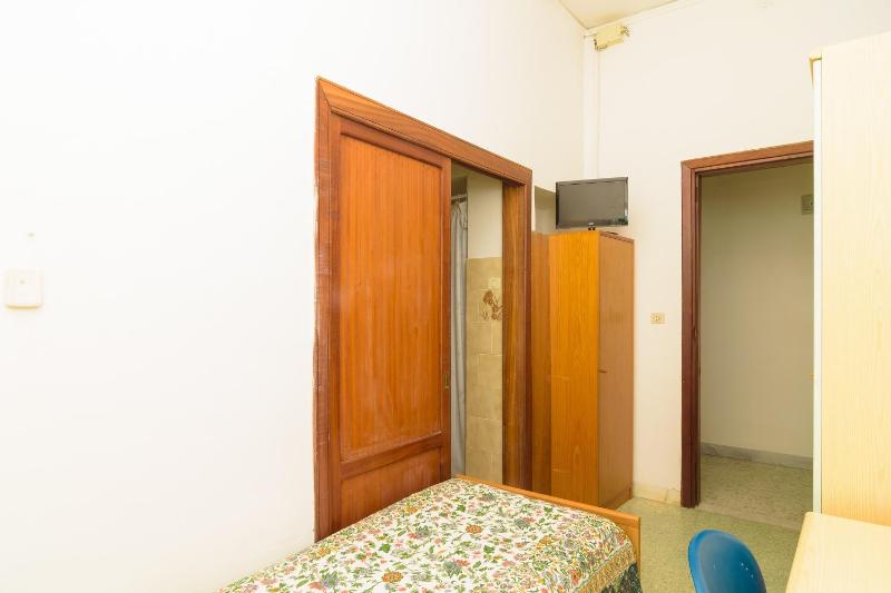 Single Room image 3