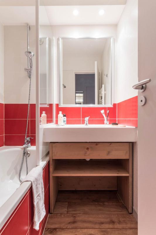 One-Bedroom Apartment with Sleeping Alcove and Balcony (7 People) - Mountain View image 2