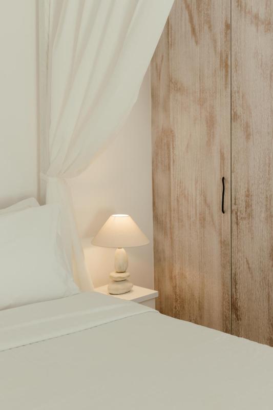 Honeymoon Suite with Spa Bath image 2