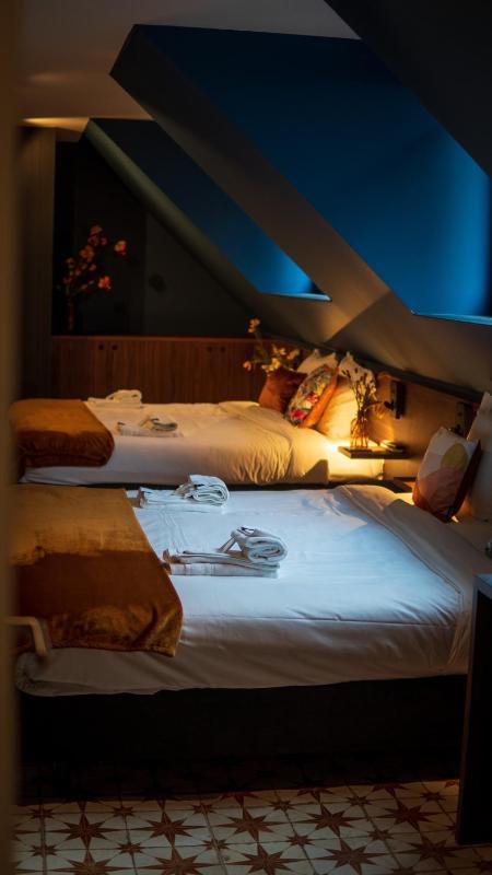 Classic Quadruple Room image 3