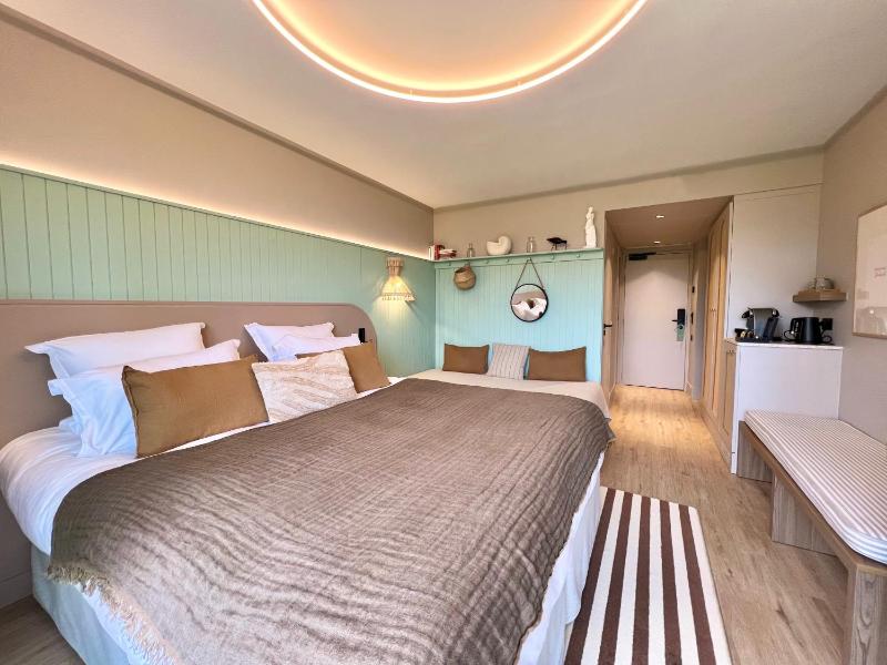 Family Room with Side Sea View image 1
