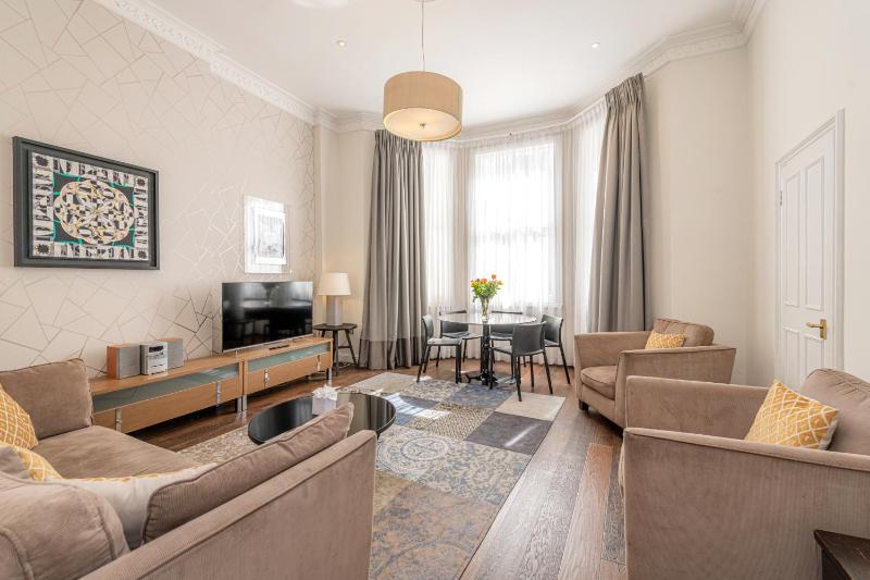 Deluxe Two-Bedroom Apartment image 2