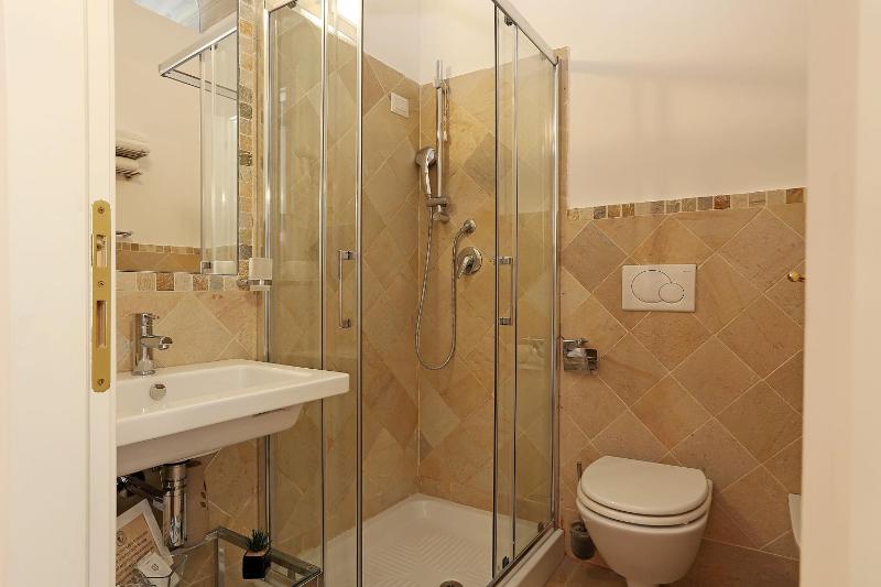 Economy Double Room image 3
