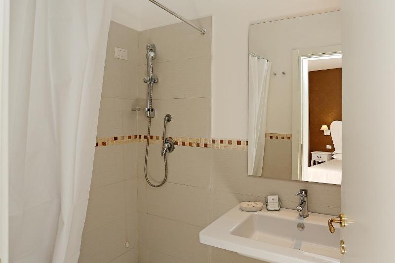 Double or Twin Room image 4