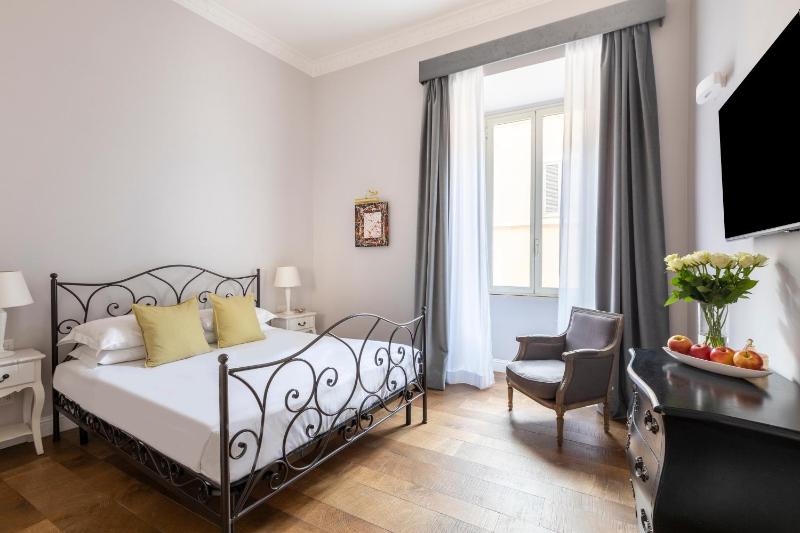 Standard Quadruple Room image 2