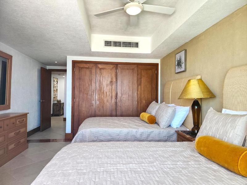 Amazing views beachfront Grand Venetian - image 16
