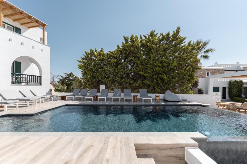 Premium Double Room with Pool View image 2