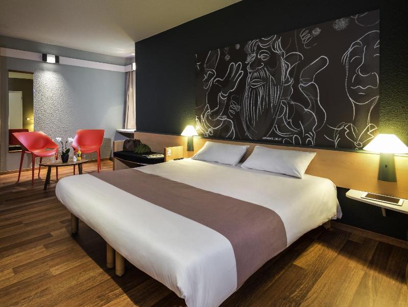 Superior Room with One Double Bed and One Single Bed image 4